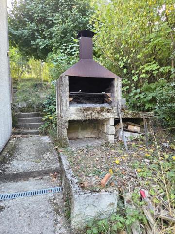 Venez visiter cette maison de 4 pièces possible 5, jardin 1700 m2 et annexes de 50 m2.
Sans aucun vis à vis, construite en 1972 et rénovée, habitable immédiatement !
A 1H15 de Montpellier, 30 minutes de l'A75 et 15 minutes du Vigan transports scolaires à 5 min à pied de la maison.
Après avoir quitté la route principale qui amène vers Millau, nous nous engageons sur une petite route sans issue, tranquillité assurée.
Accès à une réserve d'eau.
Le terrain a été en partie clôturé, l'espace est entretenu, chênes en grande majorité, jardin potager.
Nous entrons directement dans le séjour pour gagner de l'espace, belle pièce lumineuse, poêle à bois Godin performant, la cuisine reste aménagée, 3 chambres, salle de bain, WC indépendant, nombreux placards.
2 terrasses avec vue et mi-ombre pour l'été. Au sous-sol pièce de 25 m2 aménageable, atelier + dessous de terrasse et vide sanitaire.
Barbecue, poulailler, serre.
De nombreux travaux de réfection de moins de 10 ans ont été réalisés.
(toiture, isolation ext. façade et combles, menuiseries, volets électriques, ...) et d'aménagement terrasse et sous-sol en rez-de-jardin.
Assainissement collectif relié au tout l’égout.
Taxe foncière 2025 - 579 euros.
Mandat exclusif.
Un lieu unique et magique pour les amoureux des espaces protégés !