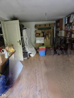 Venez visiter cette maison de 4 pièces possible 5, jardin 1700 m2 et annexes de 50 m2.
Sans aucun vis à vis, construite en 1972 et rénovée, habitable immédiatement !
A 1H15 de Montpellier, 30 minutes de l'A75 et 15 minutes du Vigan transports scolaires à 5 min à pied de la maison.
Après avoir quitté la route principale qui amène vers Millau, nous nous engageons sur une petite route sans issue, tranquillité assurée.
Accès à une réserve d'eau.
Le terrain a été en partie clôturé, l'espace est entretenu, chênes en grande majorité, jardin potager.
Nous entrons directement dans le séjour pour gagner de l'espace, belle pièce lumineuse, poêle à bois Godin performant, la cuisine reste aménagée, 3 chambres, salle de bain, WC indépendant, nombreux placards.
2 terrasses avec vue et mi-ombre pour l'été. Au sous-sol pièce de 25 m2 aménageable, atelier + dessous de terrasse et vide sanitaire.
Barbecue, poulailler, serre.
De nombreux travaux de réfection de moins de 10 ans ont été réalisés.
(toiture, isolation ext. façade et combles, menuiseries, volets électriques, ...) et d'aménagement terrasse et sous-sol en rez-de-jardin.
Assainissement collectif relié au tout l’égout.
Taxe foncière 2025 - 579 euros.
Mandat exclusif.
Un lieu unique et magique pour les amoureux des espaces protégés !