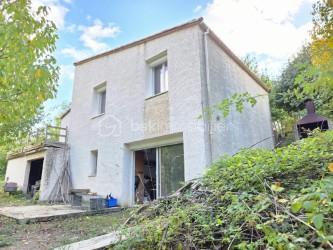 Venez visiter cette maison de 4 pièces possible 5, jardin 1700 m2 et annexes de 50 m2.
Sans aucun vis à vis, construite en 1972 et rénovée, habitable immédiatement !
A 1H15 de Montpellier, 30 minutes de l'A75 et 15 minutes du Vigan transports scolaires à 5 min à pied de la maison.
Après avoir quitté la route principale qui amène vers Millau, nous nous engageons sur une petite route sans issue, tranquillité assurée.
Accès à une réserve d'eau.
Le terrain a été en partie clôturé, l'espace est entretenu, chênes en grande majorité, jardin potager.
Nous entrons directement dans le séjour pour gagner de l'espace, belle pièce lumineuse, poêle à bois Godin performant, la cuisine reste aménagée, 3 chambres, salle de bain, WC indépendant, nombreux placards.
2 terrasses avec vue et mi-ombre pour l'été. Au sous-sol pièce de 25 m2 aménageable, atelier + dessous de terrasse et vide sanitaire.
Barbecue, poulailler, serre.
De nombreux travaux de réfection de moins de 10 ans ont été réalisés.
(toiture, isolation ext. façade et combles, menuiseries, volets électriques, ...) et d'aménagement terrasse et sous-sol en rez-de-jardin.
Assainissement collectif relié au tout l’égout.
Taxe foncière 2025 - 579 euros.
Mandat exclusif.
Un lieu unique et magique pour les amoureux des espaces protégés !