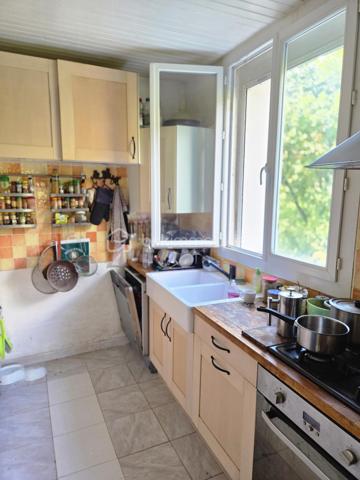 Venez visiter cette maison de 4 pièces possible 5, jardin 1700 m2 et annexes de 50 m2.
Sans aucun vis à vis, construite en 1972 et rénovée, habitable immédiatement !
A 1H15 de Montpellier, 30 minutes de l'A75 et 15 minutes du Vigan transports scolaires à 5 min à pied de la maison.
Après avoir quitté la route principale qui amène vers Millau, nous nous engageons sur une petite route sans issue, tranquillité assurée.
Accès à une réserve d'eau.
Le terrain a été en partie clôturé, l'espace est entretenu, chênes en grande majorité, jardin potager.
Nous entrons directement dans le séjour pour gagner de l'espace, belle pièce lumineuse, poêle à bois Godin performant, la cuisine reste aménagée, 3 chambres, salle de bain, WC indépendant, nombreux placards.
2 terrasses avec vue et mi-ombre pour l'été. Au sous-sol pièce de 25 m2 aménageable, atelier + dessous de terrasse et vide sanitaire.
Barbecue, poulailler, serre.
De nombreux travaux de réfection de moins de 10 ans ont été réalisés.
(toiture, isolation ext. façade et combles, menuiseries, volets électriques, ...) et d'aménagement terrasse et sous-sol en rez-de-jardin.
Assainissement collectif relié au tout l’égout.
Taxe foncière 2025 - 579 euros.
Mandat exclusif.
Un lieu unique et magique pour les amoureux des espaces protégés !