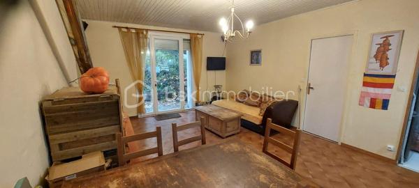 Venez visiter cette maison de 4 pièces possible 5, jardin 1700 m2 et annexes de 50 m2.
Sans aucun vis à vis, construite en 1972 et rénovée, habitable immédiatement !
A 1H15 de Montpellier, 30 minutes de l'A75 et 15 minutes du Vigan transports scolaires à 5 min à pied de la maison.
Après avoir quitté la route principale qui amène vers Millau, nous nous engageons sur une petite route sans issue, tranquillité assurée.
Accès à une réserve d'eau.
Le terrain a été en partie clôturé, l'espace est entretenu, chênes en grande majorité, jardin potager.
Nous entrons directement dans le séjour pour gagner de l'espace, belle pièce lumineuse, poêle à bois Godin performant, la cuisine reste aménagée, 3 chambres, salle de bain, WC indépendant, nombreux placards.
2 terrasses avec vue et mi-ombre pour l'été. Au sous-sol pièce de 25 m2 aménageable, atelier + dessous de terrasse et vide sanitaire.
Barbecue, poulailler, serre.
De nombreux travaux de réfection de moins de 10 ans ont été réalisés.
(toiture, isolation ext. façade et combles, menuiseries, volets électriques, ...) et d'aménagement terrasse et sous-sol en rez-de-jardin.
Assainissement collectif relié au tout l’égout.
Taxe foncière 2025 - 579 euros.
Mandat exclusif.
Un lieu unique et magique pour les amoureux des espaces protégés !