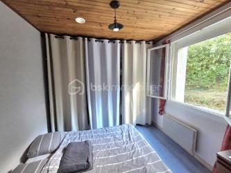Venez visiter cette maison de 4 pièces possible 5, jardin 1700 m2 et annexes de 50 m2.
Sans aucun vis à vis, construite en 1972 et rénovée, habitable immédiatement !
A 1H15 de Montpellier, 30 minutes de l'A75 et 15 minutes du Vigan transports scolaires à 5 min à pied de la maison.
Après avoir quitté la route principale qui amène vers Millau, nous nous engageons sur une petite route sans issue, tranquillité assurée.
Accès à une réserve d'eau.
Le terrain a été en partie clôturé, l'espace est entretenu, chênes en grande majorité, jardin potager.
Nous entrons directement dans le séjour pour gagner de l'espace, belle pièce lumineuse, poêle à bois Godin performant, la cuisine reste aménagée, 3 chambres, salle de bain, WC indépendant, nombreux placards.
2 terrasses avec vue et mi-ombre pour l'été. Au sous-sol pièce de 25 m2 aménageable, atelier + dessous de terrasse et vide sanitaire.
Barbecue, poulailler, serre.
De nombreux travaux de réfection de moins de 10 ans ont été réalisés.
(toiture, isolation ext. façade et combles, menuiseries, volets électriques, ...) et d'aménagement terrasse et sous-sol en rez-de-jardin.
Assainissement collectif relié au tout l’égout.
Taxe foncière 2025 - 579 euros.
Mandat exclusif.
Un lieu unique et magique pour les amoureux des espaces protégés !