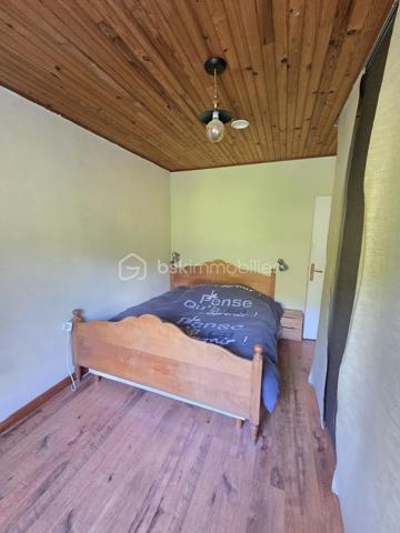Venez visiter cette maison de 4 pièces possible 5, jardin 1700 m2 et annexes de 50 m2.
Sans aucun vis à vis, construite en 1972 et rénovée, habitable immédiatement !
A 1H15 de Montpellier, 30 minutes de l'A75 et 15 minutes du Vigan transports scolaires à 5 min à pied de la maison.
Après avoir quitté la route principale qui amène vers Millau, nous nous engageons sur une petite route sans issue, tranquillité assurée.
Accès à une réserve d'eau.
Le terrain a été en partie clôturé, l'espace est entretenu, chênes en grande majorité, jardin potager.
Nous entrons directement dans le séjour pour gagner de l'espace, belle pièce lumineuse, poêle à bois Godin performant, la cuisine reste aménagée, 3 chambres, salle de bain, WC indépendant, nombreux placards.
2 terrasses avec vue et mi-ombre pour l'été. Au sous-sol pièce de 25 m2 aménageable, atelier + dessous de terrasse et vide sanitaire.
Barbecue, poulailler, serre.
De nombreux travaux de réfection de moins de 10 ans ont été réalisés.
(toiture, isolation ext. façade et combles, menuiseries, volets électriques, ...) et d'aménagement terrasse et sous-sol en rez-de-jardin.
Assainissement collectif relié au tout l’égout.
Taxe foncière 2025 - 579 euros.
Mandat exclusif.
Un lieu unique et magique pour les amoureux des espaces protégés !