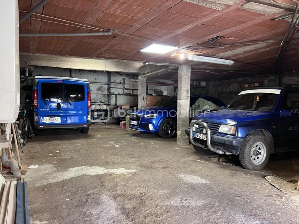 Au calme dans une rue peu passante du centre ville de FRONTIGNAN, à proximité de toutes les commodités, des écoles, de la gare SNCF, non loin des plages, venez découvrir cette maison de village de caractère rénovée avec goût en R+2 d'environ 130 m2 habitables avec un grand garage d'environ 110 m2.  

Au rez de chaussée,  ce bien offre un grand garage d'environ 110 m2 permettant de stationner plusieurs véhicules voire la mise en location de places de stationnement afin de générer des revenus complémentaires. La demande de stationnement est très forte en centre ville de FRONTIGNAN. Vous trouverez aussi l'accès à la partie habitable avec un hall d'entrée avec de nombreux rangements et un dressing.

Au premier étage, vous trouverez :
- un très bel espace lumineux salon-séjour-salle à manger d'environ 50 m2 ouvert sur un patio sans vis à vis de 11 m2 avec bbq et une mezzanine d'environ 20 m2 permettant la création d'une chambre supplémentaire.
 - un coin cuisine donnant sur le patio d'environ 9 m2 avec une buanderie d'environ 5 m2,
- une suite parentale d'environ 16 m2 avec salle d'eau,
- une deuxième salle d'eau de 3,45 m2,
- un WC.

Au deuxième étage, vous disposerez :
- Une deuxième chambre d'environ 14 m2,
- Une troisième chambre mansardée d'environ 11 m2 de surface au sol ( 4 m2 en loi Carrez)

Chauffage au gaz, climatisation, maison très saine et entièrement isolée. Rare en centre ville. Surface totale au sol d'environ sur la totalité des niveaux de plus 270 m2.