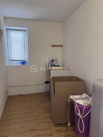 Au calme dans une rue peu passante du centre ville de FRONTIGNAN, à proximité de toutes les commodités, des écoles, de la gare SNCF, non loin des plages, venez découvrir cette maison de village de caractère rénovée avec goût en R+2 d'environ 130 m2 habitables avec un grand garage d'environ 110 m2.  

Au rez de chaussée,  ce bien offre un grand garage d'environ 110 m2 permettant de stationner plusieurs véhicules voire la mise en location de places de stationnement afin de générer des revenus complémentaires. La demande de stationnement est très forte en centre ville de FRONTIGNAN. Vous trouverez aussi l'accès à la partie habitable avec un hall d'entrée avec de nombreux rangements et un dressing.

Au premier étage, vous trouverez :
- un très bel espace lumineux salon-séjour-salle à manger d'environ 50 m2 ouvert sur un patio sans vis à vis de 11 m2 avec bbq et une mezzanine d'environ 20 m2 permettant la création d'une chambre supplémentaire.
 - un coin cuisine donnant sur le patio d'environ 9 m2 avec une buanderie d'environ 5 m2,
- une suite parentale d'environ 16 m2 avec salle d'eau,
- une deuxième salle d'eau de 3,45 m2,
- un WC.

Au deuxième étage, vous disposerez :
- Une deuxième chambre d'environ 14 m2,
- Une troisième chambre mansardée d'environ 11 m2 de surface au sol ( 4 m2 en loi Carrez)

Chauffage au gaz, climatisation, maison très saine et entièrement isolée. Rare en centre ville. Surface totale au sol d'environ sur la totalité des niveaux de plus 270 m2.