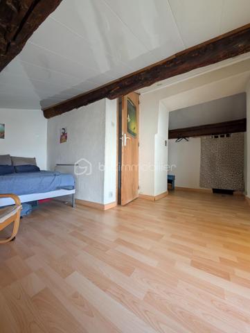 Au calme dans une rue peu passante du centre ville de FRONTIGNAN, à proximité de toutes les commodités, des écoles, de la gare SNCF, non loin des plages, venez découvrir cette maison de village de caractère rénovée avec goût en R+2 d'environ 130 m2 habitables avec un grand garage d'environ 110 m2.  

Au rez de chaussée,  ce bien offre un grand garage d'environ 110 m2 permettant de stationner plusieurs véhicules voire la mise en location de places de stationnement afin de générer des revenus complémentaires. La demande de stationnement est très forte en centre ville de FRONTIGNAN. Vous trouverez aussi l'accès à la partie habitable avec un hall d'entrée avec de nombreux rangements et un dressing.

Au premier étage, vous trouverez :
- un très bel espace lumineux salon-séjour-salle à manger d'environ 50 m2 ouvert sur un patio sans vis à vis de 11 m2 avec bbq et une mezzanine d'environ 20 m2 permettant la création d'une chambre supplémentaire.
 - un coin cuisine donnant sur le patio d'environ 9 m2 avec une buanderie d'environ 5 m2,
- une suite parentale d'environ 16 m2 avec salle d'eau,
- une deuxième salle d'eau de 3,45 m2,
- un WC.

Au deuxième étage, vous disposerez :
- Une deuxième chambre d'environ 14 m2,
- Une troisième chambre mansardée d'environ 11 m2 de surface au sol ( 4 m2 en loi Carrez)

Chauffage au gaz, climatisation, maison très saine et entièrement isolée. Rare en centre ville. Surface totale au sol d'environ sur la totalité des niveaux de plus 270 m2.
