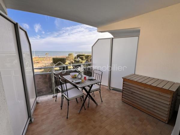 Vous rêviez d’habiter au bord de l’eau ? Face à la mer ?
Vous souhaitiez un pied à terre ou investir à Palavas Les FLots ?
Cet appartement est pour vous, on l’appelle studio mais des studios de 37m2, il y en a très peu ici.
Situé au premier étage d’une résidence sécurisée avec ascenseur, l’entrée se fait sur un dégagement avec à gauche la salle d’eau, des wc séparés, un placard à droite, la petite chambre en suivant, fermée par un coulissant vitré.
Dans le prolongement, la cuisine ouverte et le séjour donnant sur une terrasse convenable pour y manger à 6.
La menuiserie principale ainsi que le volet roulant sont récents, le chauffage est réversible puisque l’été la pompe à chaleur vous maintiendra au frais. Il dispose également d’une place de parking libre.
Alors n’hésitez surtout pas, il va partir très vite !