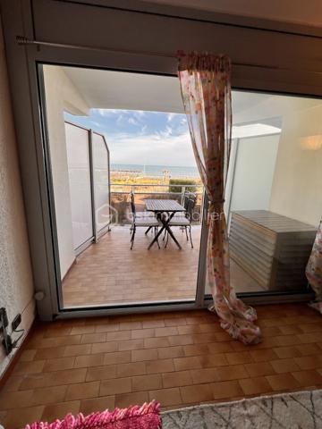 Vous rêviez d’habiter au bord de l’eau ? Face à la mer ?
Vous souhaitiez un pied à terre ou investir à Palavas Les FLots ?
Cet appartement est pour vous, on l’appelle studio mais des studios de 37m2, il y en a très peu ici.
Situé au premier étage d’une résidence sécurisée avec ascenseur, l’entrée se fait sur un dégagement avec à gauche la salle d’eau, des wc séparés, un placard à droite, la petite chambre en suivant, fermée par un coulissant vitré.
Dans le prolongement, la cuisine ouverte et le séjour donnant sur une terrasse convenable pour y manger à 6.
La menuiserie principale ainsi que le volet roulant sont récents, le chauffage est réversible puisque l’été la pompe à chaleur vous maintiendra au frais. Il dispose également d’une place de parking libre.
Alors n’hésitez surtout pas, il va partir très vite !