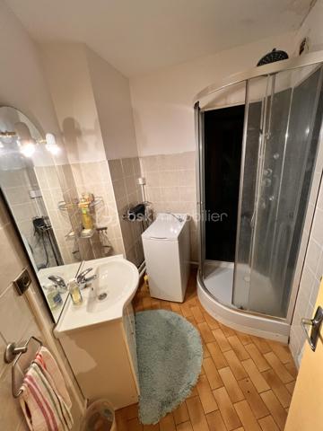 Vous rêviez d’habiter au bord de l’eau ? Face à la mer ?
Vous souhaitiez un pied à terre ou investir à Palavas Les FLots ?
Cet appartement est pour vous, on l’appelle studio mais des studios de 37m2, il y en a très peu ici.
Situé au premier étage d’une résidence sécurisée avec ascenseur, l’entrée se fait sur un dégagement avec à gauche la salle d’eau, des wc séparés, un placard à droite, la petite chambre en suivant, fermée par un coulissant vitré.
Dans le prolongement, la cuisine ouverte et le séjour donnant sur une terrasse convenable pour y manger à 6.
La menuiserie principale ainsi que le volet roulant sont récents, le chauffage est réversible puisque l’été la pompe à chaleur vous maintiendra au frais. Il dispose également d’une place de parking libre.
Alors n’hésitez surtout pas, il va partir très vite !