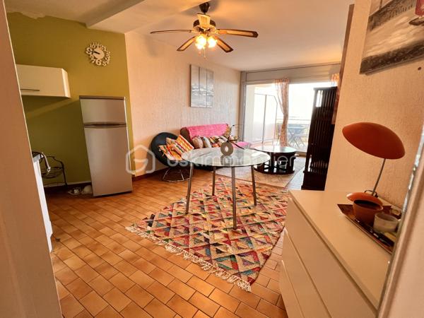 Vous rêviez d’habiter au bord de l’eau ? Face à la mer ?
Vous souhaitiez un pied à terre ou investir à Palavas Les FLots ?
Cet appartement est pour vous, on l’appelle studio mais des studios de 37m2, il y en a très peu ici.
Situé au premier étage d’une résidence sécurisée avec ascenseur, l’entrée se fait sur un dégagement avec à gauche la salle d’eau, des wc séparés, un placard à droite, la petite chambre en suivant, fermée par un coulissant vitré.
Dans le prolongement, la cuisine ouverte et le séjour donnant sur une terrasse convenable pour y manger à 6.
La menuiserie principale ainsi que le volet roulant sont récents, le chauffage est réversible puisque l’été la pompe à chaleur vous maintiendra au frais. Il dispose également d’une place de parking libre.
Alors n’hésitez surtout pas, il va partir très vite !