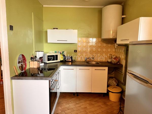 Vous rêviez d’habiter au bord de l’eau ? Face à la mer ?
Vous souhaitiez un pied à terre ou investir à Palavas Les FLots ?
Cet appartement est pour vous, on l’appelle studio mais des studios de 37m2, il y en a très peu ici.
Situé au premier étage d’une résidence sécurisée avec ascenseur, l’entrée se fait sur un dégagement avec à gauche la salle d’eau, des wc séparés, un placard à droite, la petite chambre en suivant, fermée par un coulissant vitré.
Dans le prolongement, la cuisine ouverte et le séjour donnant sur une terrasse convenable pour y manger à 6.
La menuiserie principale ainsi que le volet roulant sont récents, le chauffage est réversible puisque l’été la pompe à chaleur vous maintiendra au frais. Il dispose également d’une place de parking libre.
Alors n’hésitez surtout pas, il va partir très vite !