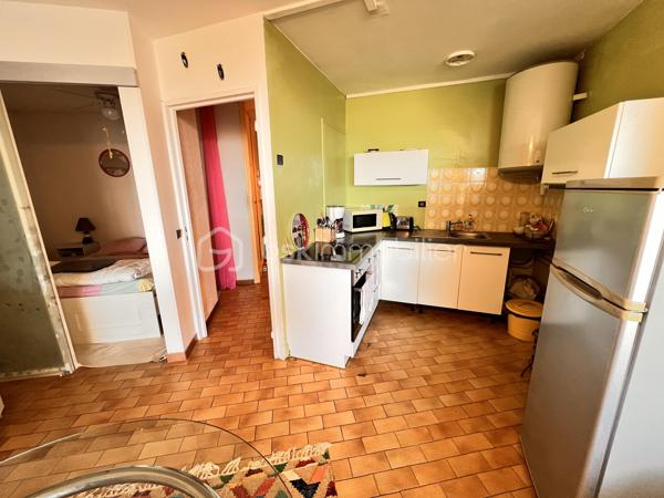 Vous rêviez d’habiter au bord de l’eau ? Face à la mer ?
Vous souhaitiez un pied à terre ou investir à Palavas Les FLots ?
Cet appartement est pour vous, on l’appelle studio mais des studios de 37m2, il y en a très peu ici.
Situé au premier étage d’une résidence sécurisée avec ascenseur, l’entrée se fait sur un dégagement avec à gauche la salle d’eau, des wc séparés, un placard à droite, la petite chambre en suivant, fermée par un coulissant vitré.
Dans le prolongement, la cuisine ouverte et le séjour donnant sur une terrasse convenable pour y manger à 6.
La menuiserie principale ainsi que le volet roulant sont récents, le chauffage est réversible puisque l’été la pompe à chaleur vous maintiendra au frais. Il dispose également d’une place de parking libre.
Alors n’hésitez surtout pas, il va partir très vite !
