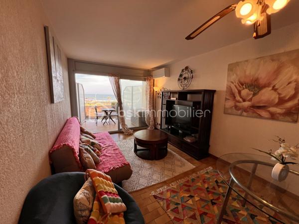 Vous rêviez d’habiter au bord de l’eau ? Face à la mer ?
Vous souhaitiez un pied à terre ou investir à Palavas Les FLots ?
Cet appartement est pour vous, on l’appelle studio mais des studios de 37m2, il y en a très peu ici.
Situé au premier étage d’une résidence sécurisée avec ascenseur, l’entrée se fait sur un dégagement avec à gauche la salle d’eau, des wc séparés, un placard à droite, la petite chambre en suivant, fermée par un coulissant vitré.
Dans le prolongement, la cuisine ouverte et le séjour donnant sur une terrasse convenable pour y manger à 6.
La menuiserie principale ainsi que le volet roulant sont récents, le chauffage est réversible puisque l’été la pompe à chaleur vous maintiendra au frais. Il dispose également d’une place de parking libre.
Alors n’hésitez surtout pas, il va partir très vite !