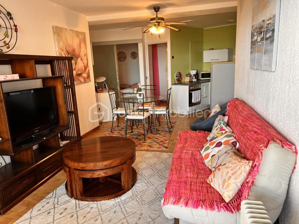 Vous rêviez d’habiter au bord de l’eau ? Face à la mer ?
Vous souhaitiez un pied à terre ou investir à Palavas Les FLots ?
Cet appartement est pour vous, on l’appelle studio mais des studios de 37m2, il y en a très peu ici.
Situé au premier étage d’une résidence sécurisée avec ascenseur, l’entrée se fait sur un dégagement avec à gauche la salle d’eau, des wc séparés, un placard à droite, la petite chambre en suivant, fermée par un coulissant vitré.
Dans le prolongement, la cuisine ouverte et le séjour donnant sur une terrasse convenable pour y manger à 6.
La menuiserie principale ainsi que le volet roulant sont récents, le chauffage est réversible puisque l’été la pompe à chaleur vous maintiendra au frais. Il dispose également d’une place de parking libre.
Alors n’hésitez surtout pas, il va partir très vite !