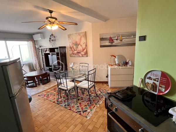 Vous rêviez d’habiter au bord de l’eau ? Face à la mer ?
Vous souhaitiez un pied à terre ou investir à Palavas Les FLots ?
Cet appartement est pour vous, on l’appelle studio mais des studios de 37m2, il y en a très peu ici.
Situé au premier étage d’une résidence sécurisée avec ascenseur, l’entrée se fait sur un dégagement avec à gauche la salle d’eau, des wc séparés, un placard à droite, la petite chambre en suivant, fermée par un coulissant vitré.
Dans le prolongement, la cuisine ouverte et le séjour donnant sur une terrasse convenable pour y manger à 6.
La menuiserie principale ainsi que le volet roulant sont récents, le chauffage est réversible puisque l’été la pompe à chaleur vous maintiendra au frais. Il dispose également d’une place de parking libre.
Alors n’hésitez surtout pas, il va partir très vite !