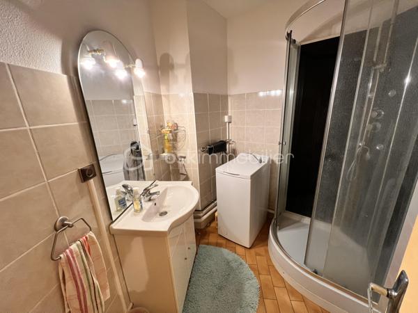 Vous rêviez d’habiter au bord de l’eau ? Face à la mer ?
Vous souhaitiez un pied à terre ou investir à Palavas Les FLots ?
Cet appartement est pour vous, on l’appelle studio mais des studios de 37m2, il y en a très peu ici.
Situé au premier étage d’une résidence sécurisée avec ascenseur, l’entrée se fait sur un dégagement avec à gauche la salle d’eau, des wc séparés, un placard à droite, la petite chambre en suivant, fermée par un coulissant vitré.
Dans le prolongement, la cuisine ouverte et le séjour donnant sur une terrasse convenable pour y manger à 6.
La menuiserie principale ainsi que le volet roulant sont récents, le chauffage est réversible puisque l’été la pompe à chaleur vous maintiendra au frais. Il dispose également d’une place de parking libre.
Alors n’hésitez surtout pas, il va partir très vite !