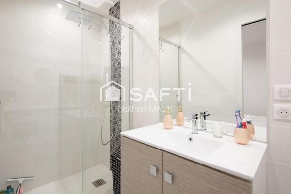 À proximité immédiate de la tour Philippe Lebel