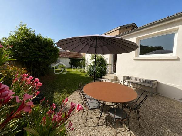 Dans un quartier particulièrement recherché, vous découvrirez cette élégante maison de ville de 135m² comprenant 4 chambres et un jardin clos et arboré.
Le rez-de-chaussée se compose d'une entrée, un séjour lumineux ouvert sur le jardin, un salon cosy, une cuisine aménagée et équipée très fonctionnelle, une chambre, une salle d'eau, une petite buanderie avec toilettes et un wc séparé.
Au 1er étage, vous trouverez deux chambres dont une équipée de sa salle de bain avec baignoire, douche et toilettes.
Au 2ème niveau, une chambre, un bureau et un grenier partiellement aménagé (non compté dans la surface habitable).
A l'extérieur, le jardin arboré et exposé sud constitue un véritable havre de paix en ville !
Une cave et une dépendance complètent ce bien.
Cette maison bénéficie d'un potentiel d'évolution en fonction de vos besoins et envies.
DPE : D
Chauffage gaz
Contactez-moi pour discuter de votre projet immobilier et prévoir une visite ...