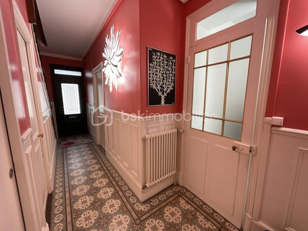 Dans un quartier particulièrement recherché, vous découvrirez cette élégante maison de ville de 135m² comprenant 4 chambres et un jardin clos et arboré.
Le rez-de-chaussée se compose d'une entrée, un séjour lumineux ouvert sur le jardin, un salon cosy, une cuisine aménagée et équipée très fonctionnelle, une chambre, une salle d'eau, une petite buanderie avec toilettes et un wc séparé.
Au 1er étage, vous trouverez deux chambres dont une équipée de sa salle de bain avec baignoire, douche et toilettes.
Au 2ème niveau, une chambre, un bureau et un grenier partiellement aménagé (non compté dans la surface habitable).
A l'extérieur, le jardin arboré et exposé sud constitue un véritable havre de paix en ville !
Une cave et une dépendance complètent ce bien.
Cette maison bénéficie d'un potentiel d'évolution en fonction de vos besoins et envies.
DPE : D
Chauffage gaz
Contactez-moi pour discuter de votre projet immobilier et prévoir une visite ...