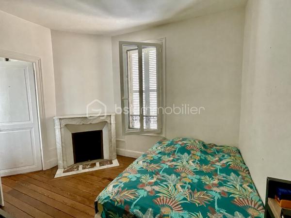 Dans un quartier particulièrement recherché, vous découvrirez cette élégante maison de ville de 135m² comprenant 4 chambres et un jardin clos et arboré.
Le rez-de-chaussée se compose d'une entrée, un séjour lumineux ouvert sur le jardin, un salon cosy, une cuisine aménagée et équipée très fonctionnelle, une chambre, une salle d'eau, une petite buanderie avec toilettes et un wc séparé.
Au 1er étage, vous trouverez deux chambres dont une équipée de sa salle de bain avec baignoire, douche et toilettes.
Au 2ème niveau, une chambre, un bureau et un grenier partiellement aménagé (non compté dans la surface habitable).
A l'extérieur, le jardin arboré et exposé sud constitue un véritable havre de paix en ville !
Une cave et une dépendance complètent ce bien.
Cette maison bénéficie d'un potentiel d'évolution en fonction de vos besoins et envies.
DPE : D
Chauffage gaz
Contactez-moi pour discuter de votre projet immobilier et prévoir une visite ...