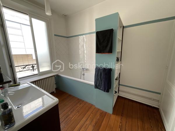 Dans un quartier particulièrement recherché, vous découvrirez cette élégante maison de ville de 135m² comprenant 4 chambres et un jardin clos et arboré.
Le rez-de-chaussée se compose d'une entrée, un séjour lumineux ouvert sur le jardin, un salon cosy, une cuisine aménagée et équipée très fonctionnelle, une chambre, une salle d'eau, une petite buanderie avec toilettes et un wc séparé.
Au 1er étage, vous trouverez deux chambres dont une équipée de sa salle de bain avec baignoire, douche et toilettes.
Au 2ème niveau, une chambre, un bureau et un grenier partiellement aménagé (non compté dans la surface habitable).
A l'extérieur, le jardin arboré et exposé sud constitue un véritable havre de paix en ville !
Une cave et une dépendance complètent ce bien.
Cette maison bénéficie d'un potentiel d'évolution en fonction de vos besoins et envies.
DPE : D
Chauffage gaz
Contactez-moi pour discuter de votre projet immobilier et prévoir une visite ...