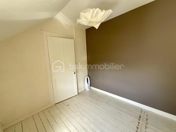 Dans un quartier particulièrement recherché, vous découvrirez cette élégante maison de ville de 135m² comprenant 4 chambres et un jardin clos et arboré.
Le rez-de-chaussée se compose d'une entrée, un séjour lumineux ouvert sur le jardin, un salon cosy, une cuisine aménagée et équipée très fonctionnelle, une chambre, une salle d'eau, une petite buanderie avec toilettes et un wc séparé.
Au 1er étage, vous trouverez deux chambres dont une équipée de sa salle de bain avec baignoire, douche et toilettes.
Au 2ème niveau, une chambre, un bureau et un grenier partiellement aménagé (non compté dans la surface habitable).
A l'extérieur, le jardin arboré et exposé sud constitue un véritable havre de paix en ville !
Une cave et une dépendance complètent ce bien.
Cette maison bénéficie d'un potentiel d'évolution en fonction de vos besoins et envies.
DPE : D
Chauffage gaz
Contactez-moi pour discuter de votre projet immobilier et prévoir une visite ...
