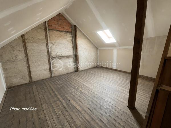 Dans un quartier particulièrement recherché, vous découvrirez cette élégante maison de ville de 135m² comprenant 4 chambres et un jardin clos et arboré.
Le rez-de-chaussée se compose d'une entrée, un séjour lumineux ouvert sur le jardin, un salon cosy, une cuisine aménagée et équipée très fonctionnelle, une chambre, une salle d'eau, une petite buanderie avec toilettes et un wc séparé.
Au 1er étage, vous trouverez deux chambres dont une équipée de sa salle de bain avec baignoire, douche et toilettes.
Au 2ème niveau, une chambre, un bureau et un grenier partiellement aménagé (non compté dans la surface habitable).
A l'extérieur, le jardin arboré et exposé sud constitue un véritable havre de paix en ville !
Une cave et une dépendance complètent ce bien.
Cette maison bénéficie d'un potentiel d'évolution en fonction de vos besoins et envies.
DPE : D
Chauffage gaz
Contactez-moi pour discuter de votre projet immobilier et prévoir une visite ...
