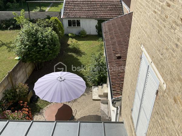 Dans un quartier particulièrement recherché, vous découvrirez cette élégante maison de ville de 135m² comprenant 4 chambres et un jardin clos et arboré.
Le rez-de-chaussée se compose d'une entrée, un séjour lumineux ouvert sur le jardin, un salon cosy, une cuisine aménagée et équipée très fonctionnelle, une chambre, une salle d'eau, une petite buanderie avec toilettes et un wc séparé.
Au 1er étage, vous trouverez deux chambres dont une équipée de sa salle de bain avec baignoire, douche et toilettes.
Au 2ème niveau, une chambre, un bureau et un grenier partiellement aménagé (non compté dans la surface habitable).
A l'extérieur, le jardin arboré et exposé sud constitue un véritable havre de paix en ville !
Une cave et une dépendance complètent ce bien.
Cette maison bénéficie d'un potentiel d'évolution en fonction de vos besoins et envies.
DPE : D
Chauffage gaz
Contactez-moi pour discuter de votre projet immobilier et prévoir une visite ...