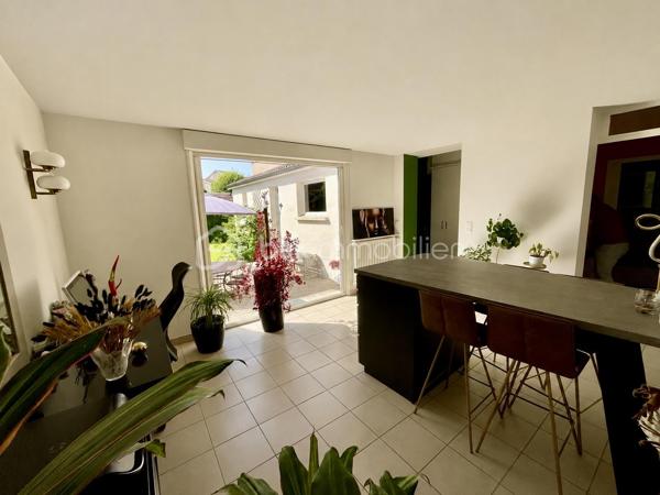 Dans un quartier particulièrement recherché, vous découvrirez cette élégante maison de ville de 135m² comprenant 4 chambres et un jardin clos et arboré.
Le rez-de-chaussée se compose d'une entrée, un séjour lumineux ouvert sur le jardin, un salon cosy, une cuisine aménagée et équipée très fonctionnelle, une chambre, une salle d'eau, une petite buanderie avec toilettes et un wc séparé.
Au 1er étage, vous trouverez deux chambres dont une équipée de sa salle de bain avec baignoire, douche et toilettes.
Au 2ème niveau, une chambre, un bureau et un grenier partiellement aménagé (non compté dans la surface habitable).
A l'extérieur, le jardin arboré et exposé sud constitue un véritable havre de paix en ville !
Une cave et une dépendance complètent ce bien.
Cette maison bénéficie d'un potentiel d'évolution en fonction de vos besoins et envies.
DPE : D
Chauffage gaz
Contactez-moi pour discuter de votre projet immobilier et prévoir une visite ...