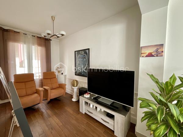 Dans un quartier particulièrement recherché, vous découvrirez cette élégante maison de ville de 135m² comprenant 4 chambres et un jardin clos et arboré.
Le rez-de-chaussée se compose d'une entrée, un séjour lumineux ouvert sur le jardin, un salon cosy, une cuisine aménagée et équipée très fonctionnelle, une chambre, une salle d'eau, une petite buanderie avec toilettes et un wc séparé.
Au 1er étage, vous trouverez deux chambres dont une équipée de sa salle de bain avec baignoire, douche et toilettes.
Au 2ème niveau, une chambre, un bureau et un grenier partiellement aménagé (non compté dans la surface habitable).
A l'extérieur, le jardin arboré et exposé sud constitue un véritable havre de paix en ville !
Une cave et une dépendance complètent ce bien.
Cette maison bénéficie d'un potentiel d'évolution en fonction de vos besoins et envies.
DPE : D
Chauffage gaz
Contactez-moi pour discuter de votre projet immobilier et prévoir une visite ...