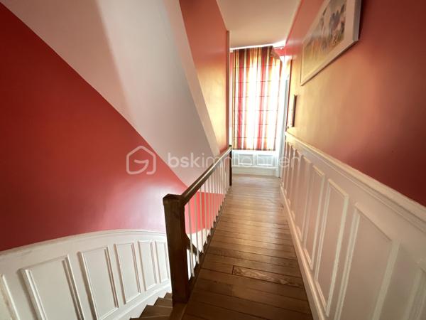 Dans un quartier particulièrement recherché, vous découvrirez cette élégante maison de ville de 135m² comprenant 4 chambres et un jardin clos et arboré.
Le rez-de-chaussée se compose d'une entrée, un séjour lumineux ouvert sur le jardin, un salon cosy, une cuisine aménagée et équipée très fonctionnelle, une chambre, une salle d'eau, une petite buanderie avec toilettes et un wc séparé.
Au 1er étage, vous trouverez deux chambres dont une équipée de sa salle de bain avec baignoire, douche et toilettes.
Au 2ème niveau, une chambre, un bureau et un grenier partiellement aménagé (non compté dans la surface habitable).
A l'extérieur, le jardin arboré et exposé sud constitue un véritable havre de paix en ville !
Une cave et une dépendance complètent ce bien.
Cette maison bénéficie d'un potentiel d'évolution en fonction de vos besoins et envies.
DPE : D
Chauffage gaz
Contactez-moi pour discuter de votre projet immobilier et prévoir une visite ...