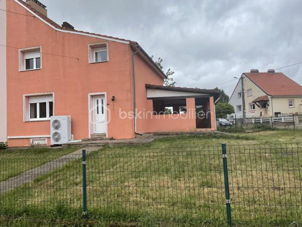 À VENDRE – Maison individuelle 84 m² – 3 chambres – Terrain 440 m² – Créhange (57690) dans un environnement calme et résidentiel, cette maison individuelle de 84 m² habitables offre un excellent compromis entre confort, économies d’énergie et tranquillité. Entièrement valorisée par des rénovations récentes, elle constitue une opportunité idéale pour une famille souhaitant s’installer sans prévoir de gros travaux. vous découvrirez un espace de vie lumineux composé d’un salon-séjour chaleureux, parfait pour les moments de partage, ainsi qu’une cuisine fonctionnelle.
L’espace nuit comprend trois chambres pouvant facilement s’adapter à vos besoins : chambres, bureau ou espace invités.
À l’extérieur, le terrain clos de 440 m² vous permettra de profiter pleinement des beaux jours, que ce soit pour les loisirs, les repas en famille ou le jardinage. La terrasse couverte de 18 m² prolonge agréablement l’espace de vie et offre un véritable confort au quotidien.
Un garage indépendant complète ce bien.
Les atouts techniques du bien :
• DPE : C
• Isolation extérieure et rénovation de la façade réalisées en 2019
• Fenêtres et portes remplacées en 2019
• Double système de chauffage performant :
•	Pompe à chaleur
•	Poêle à granulés
• Faibles consommations énergétiques
• Aucun gros travaux à prévoir
Situation et commodités :
Créhange bénéficie d’une situation géographique appréciée, à proximité des principaux axes routiers permettant de rejoindre rapidement Saint-Avold, Faulquemont et les bassins d’emploi environnants.
La commune offre un cadre de vie paisible tout en restant proche des commerces, écoles, services de santé, équipements sportifs et transports.
Les points fort
✓ Travaux énergétiques récents
✓ DPE performant (C)
✓ 3 chambres
✓ Terrain de 440 m²
✓ Terrasse couverte de 18 m²
✓ Garage indépendant
✓ Double chauffage économique
✓ Environnement calme et familial
Une opportunité idéale pour une famille, un jeune couple ou des acquéreurs souhaitant bénéficier d’une maison confortable avec des charges maîtrisées.
À visiter sans tarder.