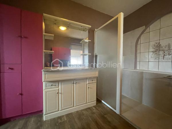 À VENDRE – Maison individuelle 84 m² – 3 chambres – Terrain 440 m² – Créhange (57690) dans un environnement calme et résidentiel, cette maison individuelle de 84 m² habitables offre un excellent compromis entre confort, économies d’énergie et tranquillité. Entièrement valorisée par des rénovations récentes, elle constitue une opportunité idéale pour une famille souhaitant s’installer sans prévoir de gros travaux. vous découvrirez un espace de vie lumineux composé d’un salon-séjour chaleureux, parfait pour les moments de partage, ainsi qu’une cuisine fonctionnelle.
L’espace nuit comprend trois chambres pouvant facilement s’adapter à vos besoins : chambres, bureau ou espace invités.
À l’extérieur, le terrain clos de 440 m² vous permettra de profiter pleinement des beaux jours, que ce soit pour les loisirs, les repas en famille ou le jardinage. La terrasse couverte de 18 m² prolonge agréablement l’espace de vie et offre un véritable confort au quotidien.
Un garage indépendant complète ce bien.
Les atouts techniques du bien :
• DPE : C
• Isolation extérieure et rénovation de la façade réalisées en 2019
• Fenêtres et portes remplacées en 2019
• Double système de chauffage performant :
•	Pompe à chaleur
•	Poêle à granulés
• Faibles consommations énergétiques
• Aucun gros travaux à prévoir
Situation et commodités :
Créhange bénéficie d’une situation géographique appréciée, à proximité des principaux axes routiers permettant de rejoindre rapidement Saint-Avold, Faulquemont et les bassins d’emploi environnants.
La commune offre un cadre de vie paisible tout en restant proche des commerces, écoles, services de santé, équipements sportifs et transports.
Les points fort
✓ Travaux énergétiques récents
✓ DPE performant (C)
✓ 3 chambres
✓ Terrain de 440 m²
✓ Terrasse couverte de 18 m²
✓ Garage indépendant
✓ Double chauffage économique
✓ Environnement calme et familial
Une opportunité idéale pour une famille, un jeune couple ou des acquéreurs souhaitant bénéficier d’une maison confortable avec des charges maîtrisées.
À visiter sans tarder.