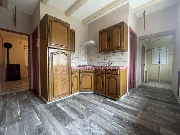 À VENDRE – Maison individuelle 84 m² – 3 chambres – Terrain 440 m² – Créhange (57690) dans un environnement calme et résidentiel, cette maison individuelle de 84 m² habitables offre un excellent compromis entre confort, économies d’énergie et tranquillité. Entièrement valorisée par des rénovations récentes, elle constitue une opportunité idéale pour une famille souhaitant s’installer sans prévoir de gros travaux. vous découvrirez un espace de vie lumineux composé d’un salon-séjour chaleureux, parfait pour les moments de partage, ainsi qu’une cuisine fonctionnelle.
L’espace nuit comprend trois chambres pouvant facilement s’adapter à vos besoins : chambres, bureau ou espace invités.
À l’extérieur, le terrain clos de 440 m² vous permettra de profiter pleinement des beaux jours, que ce soit pour les loisirs, les repas en famille ou le jardinage. La terrasse couverte de 18 m² prolonge agréablement l’espace de vie et offre un véritable confort au quotidien.
Un garage indépendant complète ce bien.
Les atouts techniques du bien :
• DPE : C
• Isolation extérieure et rénovation de la façade réalisées en 2019
• Fenêtres et portes remplacées en 2019
• Double système de chauffage performant :
•	Pompe à chaleur
•	Poêle à granulés
• Faibles consommations énergétiques
• Aucun gros travaux à prévoir
Situation et commodités :
Créhange bénéficie d’une situation géographique appréciée, à proximité des principaux axes routiers permettant de rejoindre rapidement Saint-Avold, Faulquemont et les bassins d’emploi environnants.
La commune offre un cadre de vie paisible tout en restant proche des commerces, écoles, services de santé, équipements sportifs et transports.
Les points fort
✓ Travaux énergétiques récents
✓ DPE performant (C)
✓ 3 chambres
✓ Terrain de 440 m²
✓ Terrasse couverte de 18 m²
✓ Garage indépendant
✓ Double chauffage économique
✓ Environnement calme et familial
Une opportunité idéale pour une famille, un jeune couple ou des acquéreurs souhaitant bénéficier d’une maison confortable avec des charges maîtrisées.
À visiter sans tarder.