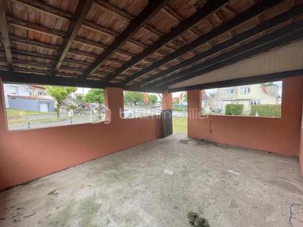 À VENDRE – Maison individuelle 84 m² – 3 chambres – Terrain 440 m² – Créhange (57690) dans un environnement calme et résidentiel, cette maison individuelle de 84 m² habitables offre un excellent compromis entre confort, économies d’énergie et tranquillité. Entièrement valorisée par des rénovations récentes, elle constitue une opportunité idéale pour une famille souhaitant s’installer sans prévoir de gros travaux. vous découvrirez un espace de vie lumineux composé d’un salon-séjour chaleureux, parfait pour les moments de partage, ainsi qu’une cuisine fonctionnelle.
L’espace nuit comprend trois chambres pouvant facilement s’adapter à vos besoins : chambres, bureau ou espace invités.
À l’extérieur, le terrain clos de 440 m² vous permettra de profiter pleinement des beaux jours, que ce soit pour les loisirs, les repas en famille ou le jardinage. La terrasse couverte de 18 m² prolonge agréablement l’espace de vie et offre un véritable confort au quotidien.
Un garage indépendant complète ce bien.
Les atouts techniques du bien :
• DPE : C
• Isolation extérieure et rénovation de la façade réalisées en 2019
• Fenêtres et portes remplacées en 2019
• Double système de chauffage performant :
•	Pompe à chaleur
•	Poêle à granulés
• Faibles consommations énergétiques
• Aucun gros travaux à prévoir
Situation et commodités :
Créhange bénéficie d’une situation géographique appréciée, à proximité des principaux axes routiers permettant de rejoindre rapidement Saint-Avold, Faulquemont et les bassins d’emploi environnants.
La commune offre un cadre de vie paisible tout en restant proche des commerces, écoles, services de santé, équipements sportifs et transports.
Les points fort
✓ Travaux énergétiques récents
✓ DPE performant (C)
✓ 3 chambres
✓ Terrain de 440 m²
✓ Terrasse couverte de 18 m²
✓ Garage indépendant
✓ Double chauffage économique
✓ Environnement calme et familial
Une opportunité idéale pour une famille, un jeune couple ou des acquéreurs souhaitant bénéficier d’une maison confortable avec des charges maîtrisées.
À visiter sans tarder.