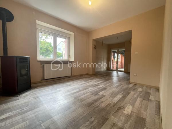 À VENDRE – Maison individuelle 84 m² – 3 chambres – Terrain 440 m² – Créhange (57690) dans un environnement calme et résidentiel, cette maison individuelle de 84 m² habitables offre un excellent compromis entre confort, économies d’énergie et tranquillité. Entièrement valorisée par des rénovations récentes, elle constitue une opportunité idéale pour une famille souhaitant s’installer sans prévoir de gros travaux. vous découvrirez un espace de vie lumineux composé d’un salon-séjour chaleureux, parfait pour les moments de partage, ainsi qu’une cuisine fonctionnelle.
L’espace nuit comprend trois chambres pouvant facilement s’adapter à vos besoins : chambres, bureau ou espace invités.
À l’extérieur, le terrain clos de 440 m² vous permettra de profiter pleinement des beaux jours, que ce soit pour les loisirs, les repas en famille ou le jardinage. La terrasse couverte de 18 m² prolonge agréablement l’espace de vie et offre un véritable confort au quotidien.
Un garage indépendant complète ce bien.
Les atouts techniques du bien :
• DPE : C
• Isolation extérieure et rénovation de la façade réalisées en 2019
• Fenêtres et portes remplacées en 2019
• Double système de chauffage performant :
•	Pompe à chaleur
•	Poêle à granulés
• Faibles consommations énergétiques
• Aucun gros travaux à prévoir
Situation et commodités :
Créhange bénéficie d’une situation géographique appréciée, à proximité des principaux axes routiers permettant de rejoindre rapidement Saint-Avold, Faulquemont et les bassins d’emploi environnants.
La commune offre un cadre de vie paisible tout en restant proche des commerces, écoles, services de santé, équipements sportifs et transports.
Les points fort
✓ Travaux énergétiques récents
✓ DPE performant (C)
✓ 3 chambres
✓ Terrain de 440 m²
✓ Terrasse couverte de 18 m²
✓ Garage indépendant
✓ Double chauffage économique
✓ Environnement calme et familial
Une opportunité idéale pour une famille, un jeune couple ou des acquéreurs souhaitant bénéficier d’une maison confortable avec des charges maîtrisées.
À visiter sans tarder.