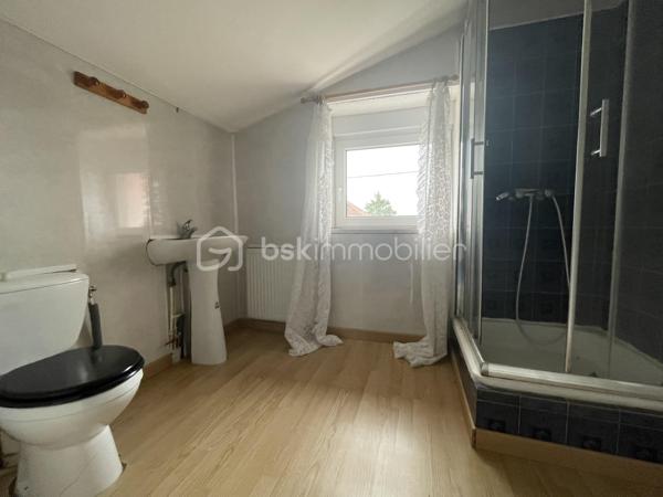 À VENDRE – Maison individuelle 84 m² – 3 chambres – Terrain 440 m² – Créhange (57690) dans un environnement calme et résidentiel, cette maison individuelle de 84 m² habitables offre un excellent compromis entre confort, économies d’énergie et tranquillité. Entièrement valorisée par des rénovations récentes, elle constitue une opportunité idéale pour une famille souhaitant s’installer sans prévoir de gros travaux. vous découvrirez un espace de vie lumineux composé d’un salon-séjour chaleureux, parfait pour les moments de partage, ainsi qu’une cuisine fonctionnelle.
L’espace nuit comprend trois chambres pouvant facilement s’adapter à vos besoins : chambres, bureau ou espace invités.
À l’extérieur, le terrain clos de 440 m² vous permettra de profiter pleinement des beaux jours, que ce soit pour les loisirs, les repas en famille ou le jardinage. La terrasse couverte de 18 m² prolonge agréablement l’espace de vie et offre un véritable confort au quotidien.
Un garage indépendant complète ce bien.
Les atouts techniques du bien :
• DPE : C
• Isolation extérieure et rénovation de la façade réalisées en 2019
• Fenêtres et portes remplacées en 2019
• Double système de chauffage performant :
•	Pompe à chaleur
•	Poêle à granulés
• Faibles consommations énergétiques
• Aucun gros travaux à prévoir
Situation et commodités :
Créhange bénéficie d’une situation géographique appréciée, à proximité des principaux axes routiers permettant de rejoindre rapidement Saint-Avold, Faulquemont et les bassins d’emploi environnants.
La commune offre un cadre de vie paisible tout en restant proche des commerces, écoles, services de santé, équipements sportifs et transports.
Les points fort
✓ Travaux énergétiques récents
✓ DPE performant (C)
✓ 3 chambres
✓ Terrain de 440 m²
✓ Terrasse couverte de 18 m²
✓ Garage indépendant
✓ Double chauffage économique
✓ Environnement calme et familial
Une opportunité idéale pour une famille, un jeune couple ou des acquéreurs souhaitant bénéficier d’une maison confortable avec des charges maîtrisées.
À visiter sans tarder.