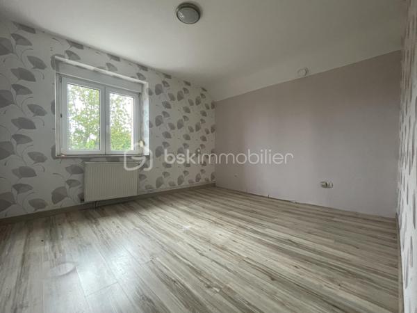 À VENDRE – Maison individuelle 84 m² – 3 chambres – Terrain 440 m² – Créhange (57690) dans un environnement calme et résidentiel, cette maison individuelle de 84 m² habitables offre un excellent compromis entre confort, économies d’énergie et tranquillité. Entièrement valorisée par des rénovations récentes, elle constitue une opportunité idéale pour une famille souhaitant s’installer sans prévoir de gros travaux. vous découvrirez un espace de vie lumineux composé d’un salon-séjour chaleureux, parfait pour les moments de partage, ainsi qu’une cuisine fonctionnelle.
L’espace nuit comprend trois chambres pouvant facilement s’adapter à vos besoins : chambres, bureau ou espace invités.
À l’extérieur, le terrain clos de 440 m² vous permettra de profiter pleinement des beaux jours, que ce soit pour les loisirs, les repas en famille ou le jardinage. La terrasse couverte de 18 m² prolonge agréablement l’espace de vie et offre un véritable confort au quotidien.
Un garage indépendant complète ce bien.
Les atouts techniques du bien :
• DPE : C
• Isolation extérieure et rénovation de la façade réalisées en 2019
• Fenêtres et portes remplacées en 2019
• Double système de chauffage performant :
•	Pompe à chaleur
•	Poêle à granulés
• Faibles consommations énergétiques
• Aucun gros travaux à prévoir
Situation et commodités :
Créhange bénéficie d’une situation géographique appréciée, à proximité des principaux axes routiers permettant de rejoindre rapidement Saint-Avold, Faulquemont et les bassins d’emploi environnants.
La commune offre un cadre de vie paisible tout en restant proche des commerces, écoles, services de santé, équipements sportifs et transports.
Les points fort
✓ Travaux énergétiques récents
✓ DPE performant (C)
✓ 3 chambres
✓ Terrain de 440 m²
✓ Terrasse couverte de 18 m²
✓ Garage indépendant
✓ Double chauffage économique
✓ Environnement calme et familial
Une opportunité idéale pour une famille, un jeune couple ou des acquéreurs souhaitant bénéficier d’une maison confortable avec des charges maîtrisées.
À visiter sans tarder.