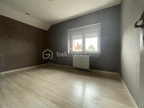 À VENDRE – Maison individuelle 84 m² – 3 chambres – Terrain 440 m² – Créhange (57690) dans un environnement calme et résidentiel, cette maison individuelle de 84 m² habitables offre un excellent compromis entre confort, économies d’énergie et tranquillité. Entièrement valorisée par des rénovations récentes, elle constitue une opportunité idéale pour une famille souhaitant s’installer sans prévoir de gros travaux. vous découvrirez un espace de vie lumineux composé d’un salon-séjour chaleureux, parfait pour les moments de partage, ainsi qu’une cuisine fonctionnelle.
L’espace nuit comprend trois chambres pouvant facilement s’adapter à vos besoins : chambres, bureau ou espace invités.
À l’extérieur, le terrain clos de 440 m² vous permettra de profiter pleinement des beaux jours, que ce soit pour les loisirs, les repas en famille ou le jardinage. La terrasse couverte de 18 m² prolonge agréablement l’espace de vie et offre un véritable confort au quotidien.
Un garage indépendant complète ce bien.
Les atouts techniques du bien :
• DPE : C
• Isolation extérieure et rénovation de la façade réalisées en 2019
• Fenêtres et portes remplacées en 2019
• Double système de chauffage performant :
•	Pompe à chaleur
•	Poêle à granulés
• Faibles consommations énergétiques
• Aucun gros travaux à prévoir
Situation et commodités :
Créhange bénéficie d’une situation géographique appréciée, à proximité des principaux axes routiers permettant de rejoindre rapidement Saint-Avold, Faulquemont et les bassins d’emploi environnants.
La commune offre un cadre de vie paisible tout en restant proche des commerces, écoles, services de santé, équipements sportifs et transports.
Les points fort
✓ Travaux énergétiques récents
✓ DPE performant (C)
✓ 3 chambres
✓ Terrain de 440 m²
✓ Terrasse couverte de 18 m²
✓ Garage indépendant
✓ Double chauffage économique
✓ Environnement calme et familial
Une opportunité idéale pour une famille, un jeune couple ou des acquéreurs souhaitant bénéficier d’une maison confortable avec des charges maîtrisées.
À visiter sans tarder.