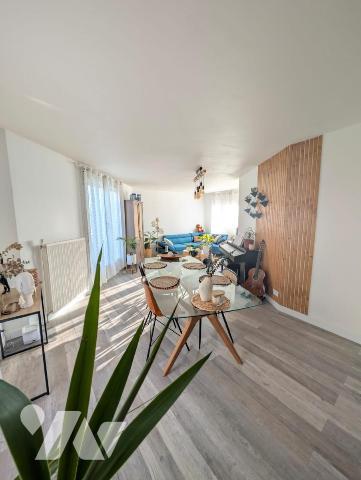 ST-HERBLAIN Bourg. Au calme. T3 de 77,48 m² au dernier étage, 2 balcons, Parfait état. Libre