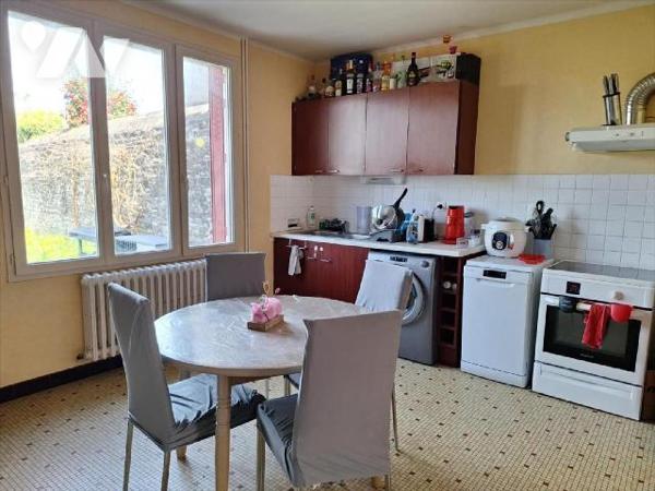 A vendre, à ERNEE (53500), en Mayenne. Maison ACTUELLEMENT LOUEE 530 ? / mois, comprenant :- au...