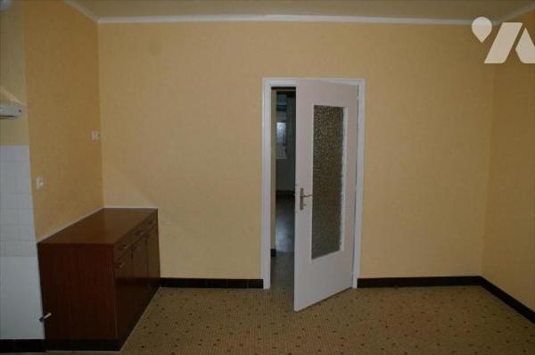 A vendre, à ERNEE (53500), en Mayenne. Maison ACTUELLEMENT LOUEE 530 ? / mois, comprenant :- au...