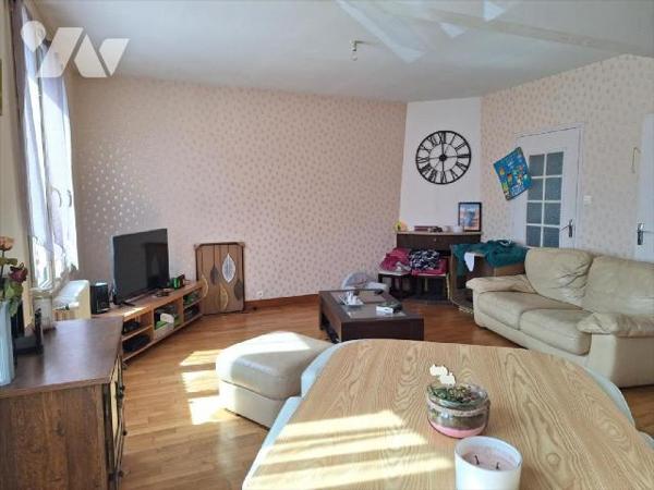 A vendre, à ERNEE (53500), en Mayenne. Maison ACTUELLEMENT LOUEE 530 ? / mois, comprenant :- au...