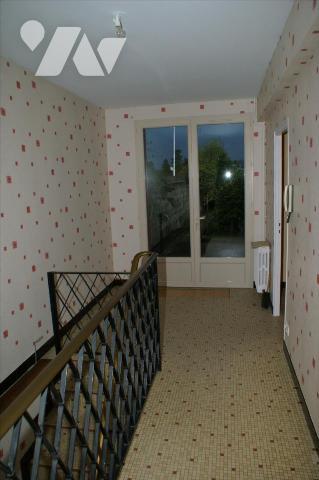 A vendre, à ERNEE (53500), en Mayenne. Maison ACTUELLEMENT LOUEE 530 ? / mois, comprenant :- au...