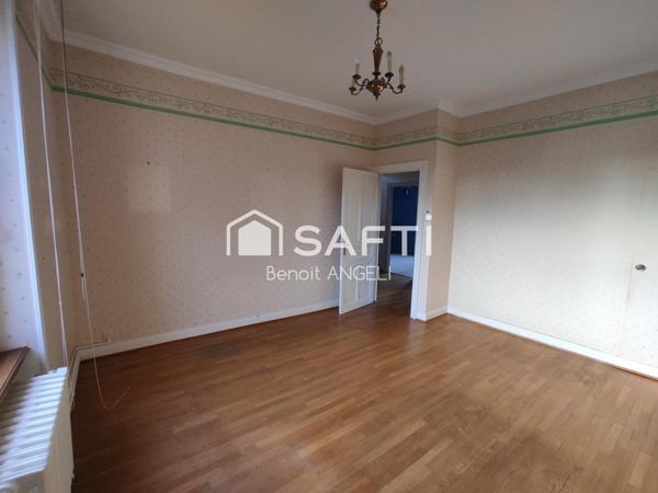 Maison jumelée de caractère très bien entretenue!