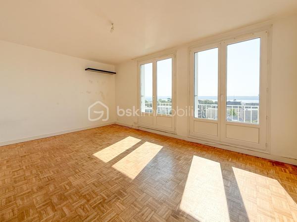 En exclusivité : Aurélien Lénaff BSK Immobilier vous propose de découvrir cet appartement idéalement situé dans le quartier recherché de Saint-Marc.
Ce logement se trouve au 2ème étage d'une copropriété bien entretenue.

Visite virtuelle à disposition sur demande.

Baigné de lumière, ce bien offre une agréable vue dégagée sur la rade de Brest, dans un environnement paisible.

L’appartement se compose de :
- Un salon exposé plein sud, ouvrant sur un balcon avec vue sur la rade
- Une cuisine aménagée et équipée 
- Deux chambres spacieuses avec placards
- Un WC indépendant 
- Une salle d’eau avec loggia

Pour plus de confort, vous bénéficierez également d’une cave qui vous facilitera votre rangement.

Caractéristiques techniques :
-Dalle béton
-Fenêtres en PVC
-Chauffage individuel électrique (radiateurs)

Des travaux de rafraîchissement sont à prévoir.
Ce bien présente un très beau potentiel, parfait pour créer un espace de vie à votre image.

Pour vous, je réalise gratuitement sous 48h, une estimation de votre bien immobilier sur les secteurs  du Pays d'Iroise, du Pays des Abers et sur la Communauté Urbaine de Brest. 
N'hésitez pas à consulter mes différents témoignages sur mon site Aurélien LENAFF bskimmobilier.com
Au plaisir de vous accompagner dans votre projet immobilier.