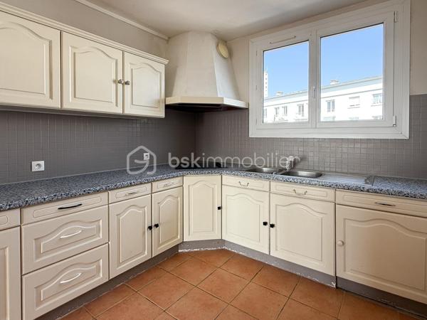 En exclusivité : Aurélien Lénaff BSK Immobilier vous propose de découvrir cet appartement idéalement situé dans le quartier recherché de Saint-Marc.
Ce logement se trouve au 2ème étage d'une copropriété bien entretenue.

Visite virtuelle à disposition sur demande.

Baigné de lumière, ce bien offre une agréable vue dégagée sur la rade de Brest, dans un environnement paisible.

L’appartement se compose de :
- Un salon exposé plein sud, ouvrant sur un balcon avec vue sur la rade
- Une cuisine aménagée et équipée 
- Deux chambres spacieuses avec placards
- Un WC indépendant 
- Une salle d’eau avec loggia

Pour plus de confort, vous bénéficierez également d’une cave qui vous facilitera votre rangement.

Caractéristiques techniques :
-Dalle béton
-Fenêtres en PVC
-Chauffage individuel électrique (radiateurs)

Des travaux de rafraîchissement sont à prévoir.
Ce bien présente un très beau potentiel, parfait pour créer un espace de vie à votre image.

Pour vous, je réalise gratuitement sous 48h, une estimation de votre bien immobilier sur les secteurs  du Pays d'Iroise, du Pays des Abers et sur la Communauté Urbaine de Brest. 
N'hésitez pas à consulter mes différents témoignages sur mon site Aurélien LENAFF bskimmobilier.com
Au plaisir de vous accompagner dans votre projet immobilier.
