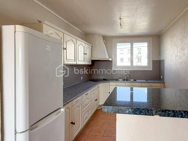 En exclusivité : Aurélien Lénaff BSK Immobilier vous propose de découvrir cet appartement idéalement situé dans le quartier recherché de Saint-Marc.
Ce logement se trouve au 2ème étage d'une copropriété bien entretenue.

Visite virtuelle à disposition sur demande.

Baigné de lumière, ce bien offre une agréable vue dégagée sur la rade de Brest, dans un environnement paisible.

L’appartement se compose de :
- Un salon exposé plein sud, ouvrant sur un balcon avec vue sur la rade
- Une cuisine aménagée et équipée 
- Deux chambres spacieuses avec placards
- Un WC indépendant 
- Une salle d’eau avec loggia

Pour plus de confort, vous bénéficierez également d’une cave qui vous facilitera votre rangement.

Caractéristiques techniques :
-Dalle béton
-Fenêtres en PVC
-Chauffage individuel électrique (radiateurs)

Des travaux de rafraîchissement sont à prévoir.
Ce bien présente un très beau potentiel, parfait pour créer un espace de vie à votre image.

Pour vous, je réalise gratuitement sous 48h, une estimation de votre bien immobilier sur les secteurs  du Pays d'Iroise, du Pays des Abers et sur la Communauté Urbaine de Brest. 
N'hésitez pas à consulter mes différents témoignages sur mon site Aurélien LENAFF bskimmobilier.com
Au plaisir de vous accompagner dans votre projet immobilier.