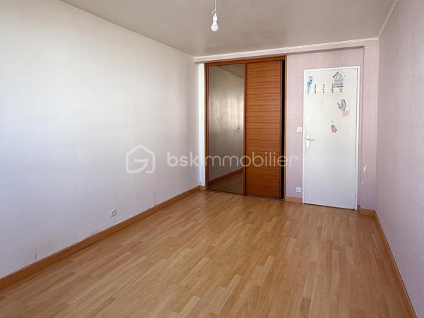 En exclusivité : Aurélien Lénaff BSK Immobilier vous propose de découvrir cet appartement idéalement situé dans le quartier recherché de Saint-Marc.
Ce logement se trouve au 2ème étage d'une copropriété bien entretenue.

Visite virtuelle à disposition sur demande.

Baigné de lumière, ce bien offre une agréable vue dégagée sur la rade de Brest, dans un environnement paisible.

L’appartement se compose de :
- Un salon exposé plein sud, ouvrant sur un balcon avec vue sur la rade
- Une cuisine aménagée et équipée 
- Deux chambres spacieuses avec placards
- Un WC indépendant 
- Une salle d’eau avec loggia

Pour plus de confort, vous bénéficierez également d’une cave qui vous facilitera votre rangement.

Caractéristiques techniques :
-Dalle béton
-Fenêtres en PVC
-Chauffage individuel électrique (radiateurs)

Des travaux de rafraîchissement sont à prévoir.
Ce bien présente un très beau potentiel, parfait pour créer un espace de vie à votre image.

Pour vous, je réalise gratuitement sous 48h, une estimation de votre bien immobilier sur les secteurs  du Pays d'Iroise, du Pays des Abers et sur la Communauté Urbaine de Brest. 
N'hésitez pas à consulter mes différents témoignages sur mon site Aurélien LENAFF bskimmobilier.com
Au plaisir de vous accompagner dans votre projet immobilier.