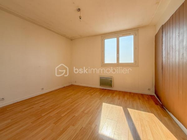 En exclusivité : Aurélien Lénaff BSK Immobilier vous propose de découvrir cet appartement idéalement situé dans le quartier recherché de Saint-Marc.
Ce logement se trouve au 2ème étage d'une copropriété bien entretenue.

Visite virtuelle à disposition sur demande.

Baigné de lumière, ce bien offre une agréable vue dégagée sur la rade de Brest, dans un environnement paisible.

L’appartement se compose de :
- Un salon exposé plein sud, ouvrant sur un balcon avec vue sur la rade
- Une cuisine aménagée et équipée 
- Deux chambres spacieuses avec placards
- Un WC indépendant 
- Une salle d’eau avec loggia

Pour plus de confort, vous bénéficierez également d’une cave qui vous facilitera votre rangement.

Caractéristiques techniques :
-Dalle béton
-Fenêtres en PVC
-Chauffage individuel électrique (radiateurs)

Des travaux de rafraîchissement sont à prévoir.
Ce bien présente un très beau potentiel, parfait pour créer un espace de vie à votre image.

Pour vous, je réalise gratuitement sous 48h, une estimation de votre bien immobilier sur les secteurs  du Pays d'Iroise, du Pays des Abers et sur la Communauté Urbaine de Brest. 
N'hésitez pas à consulter mes différents témoignages sur mon site Aurélien LENAFF bskimmobilier.com
Au plaisir de vous accompagner dans votre projet immobilier.